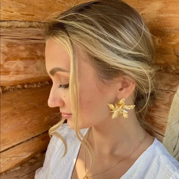 New Zara gold metal flower earrings 🌸 - Picture 4 of 4